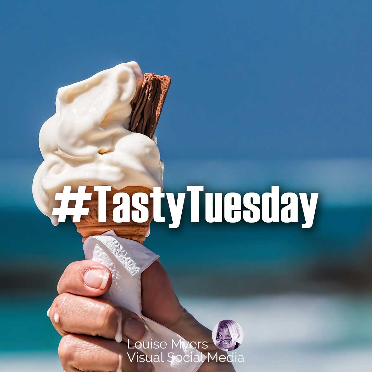 Hand, die Eis am Strand hält, sagt Hashtag leckeren Dienstag.