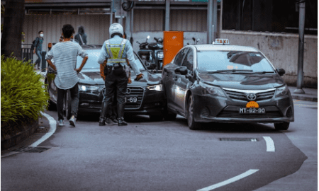 Navigare nel processo legale dopo un incidente automobilistico: come può aiutare un avvocato di guida