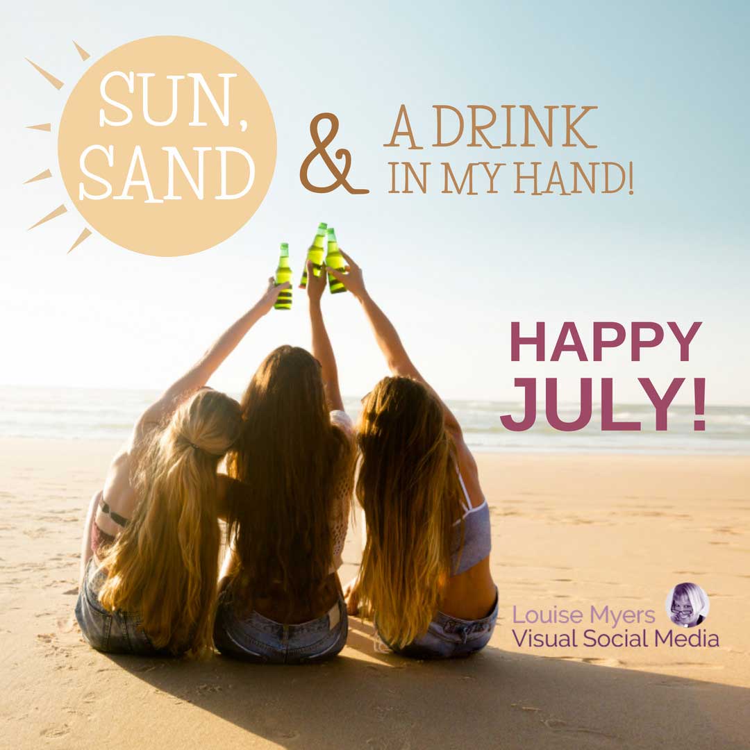 3 mulheres tilintando garrafas de cerveja na praia dizem feliz julho.