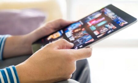 Lançamentos OTT: impacto na distribuição de filmes tradicionais e benefícios para cineastas independentes