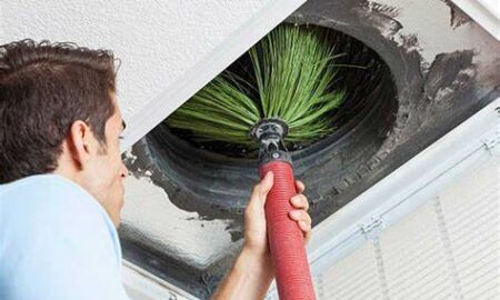 Limpeza de dutos DIY: vale a pena o esforço? Prós e contras de limpar seu próprio duto