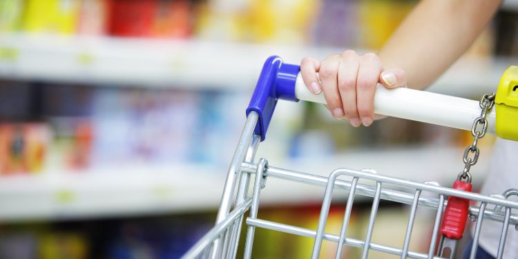 امرأة تدفع عربة أثناء التسوق الغامض