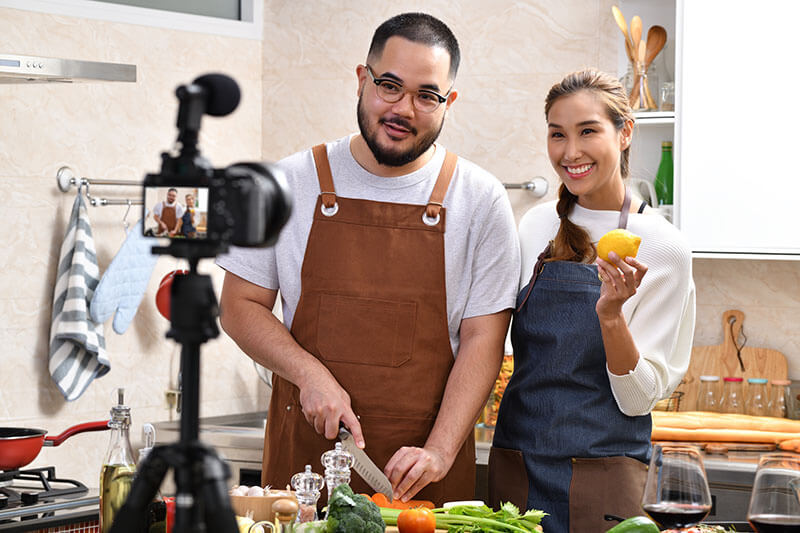 Pareja Blogger Vlogger E Influyente En Línea