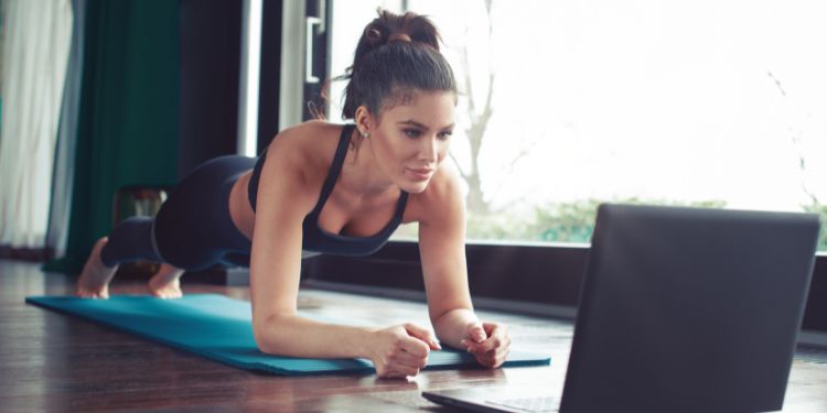 Fitnesstrainer, der einen Kurs filmt