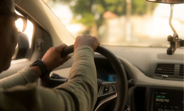 jemand, der ein Auto als Mitfahrgelegenheit fährt