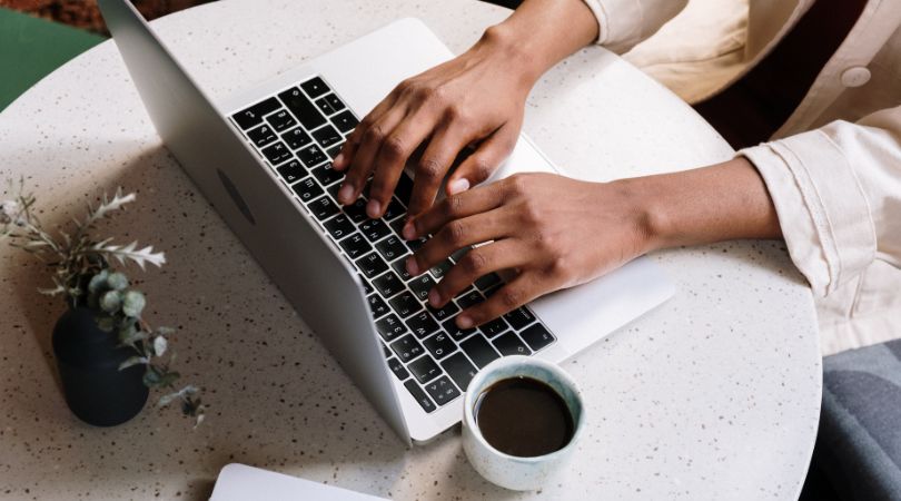 Frau, die versucht, 1.000 $ pro Woche zu verdienen, indem sie auf einem Computer bloggt