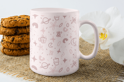 Mockup di una tazza da caffè da 11 once con un fiore e alcuni biscotti 45396 R El2