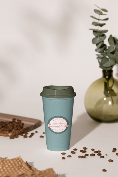 Mockup di tazza di caffè caratterizzato da un'ambientazione estetica con chicchi di caffè M32223