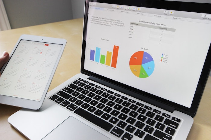 laptop dan tablet yang menunjukkan hasil grafik dari survei