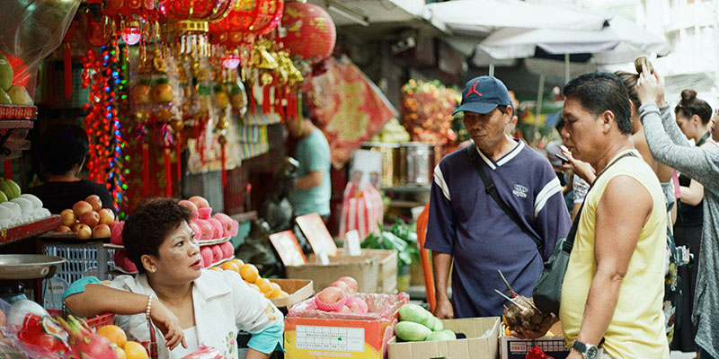 中国の店で果物を買う男性