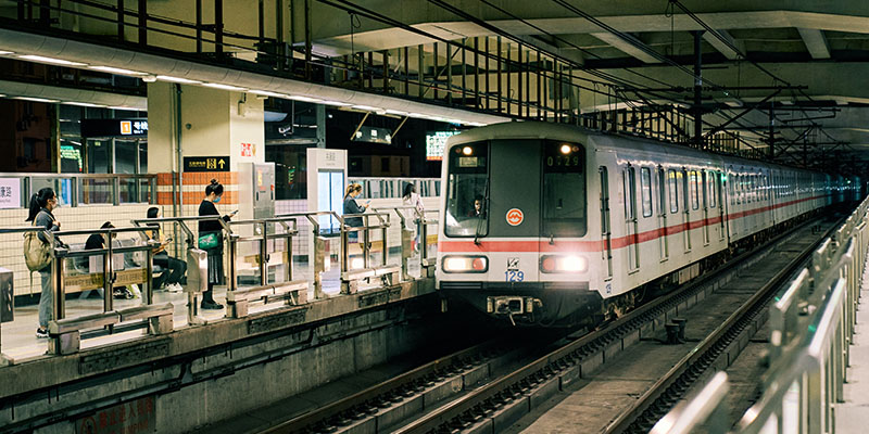 地下鉄の駅に入る電車