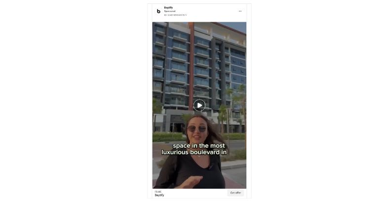Bir emlakçı, lüks mülklerini tanıtmak için bir video hazırladı.