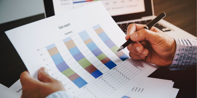 homme travaillant un travail d'actuaire regardant des rapports