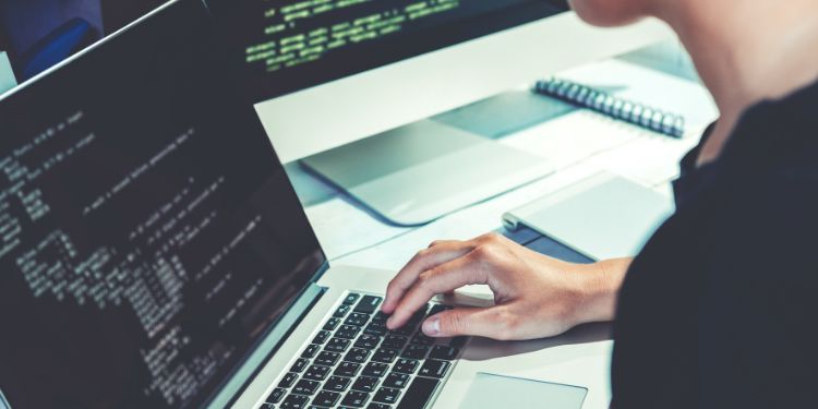 développeur web travaillant devant un ordinateur
