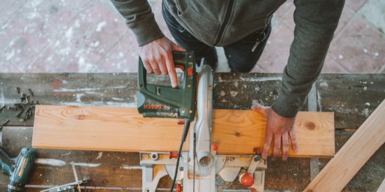 homme effectuant un travail de menuiserie