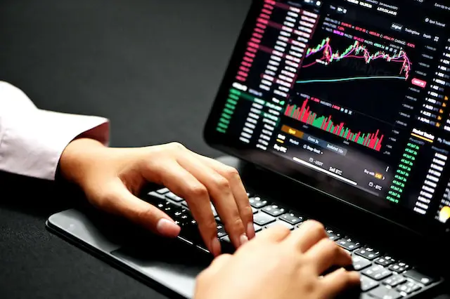 OneUp Trader 검토: 이 소품 회사가 게임을 변화시키는 방법