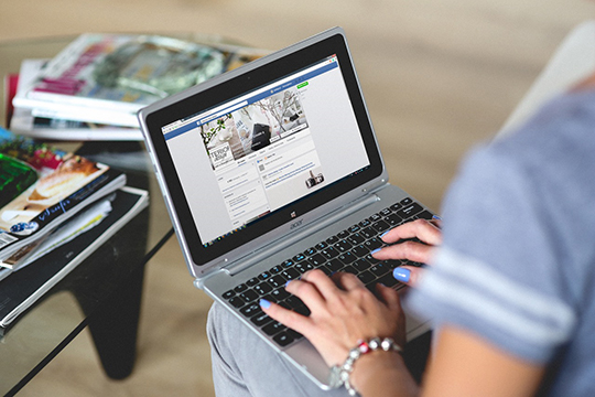 acer-facebook-internet-laptop-notebook-technology-typing-website-writer-writing