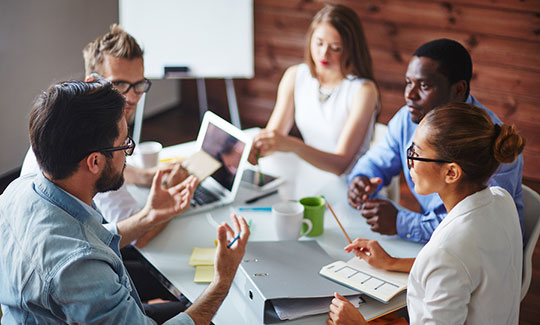 grupo-negocios-gente-reunión-empresa-discusión