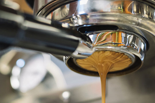 Kaffeemaschine-Zubereitung-Café-Maschine-Küche