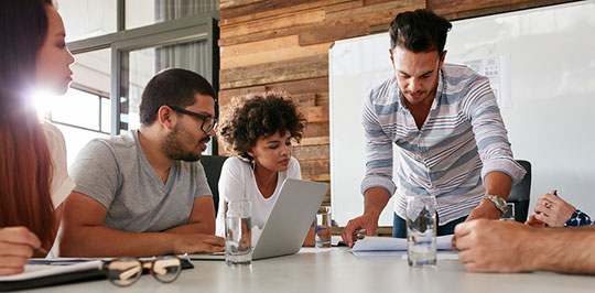 leader-business-plan-team-meeting-azienda-discussione-gruppo