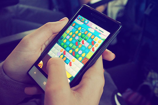 Candy Crush – Gerät – Gadget – Spiel – HTC-Handy – Smartphone – Touchscreen – mobile App