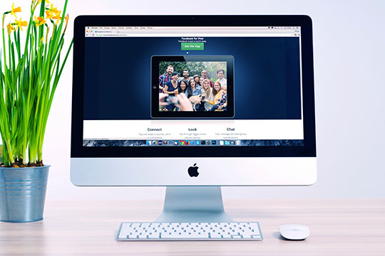 Schermo-Monitor-Computer-Lavoro-Digitale-Office-Desk-Internet-Website-Apple