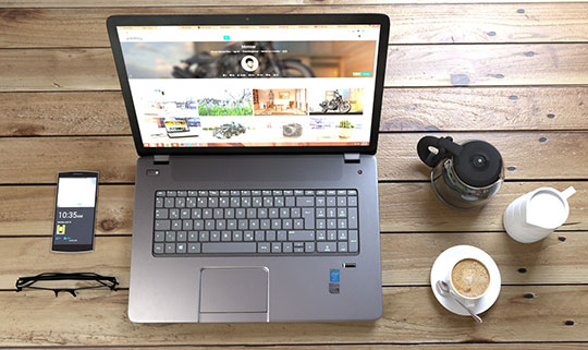 scrivania del sito web della tecnologia del tavolo dei gadget del computer portatile