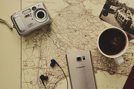 teknologi-gadget-kamera-telepon-headphone-peta-mengembangkan-aplikasi-perjalanan