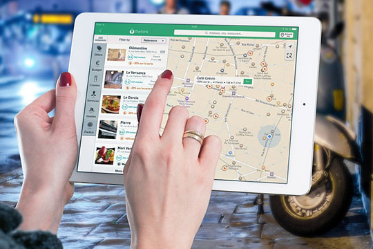 tablet-mobile-map-review-developing-travel-app