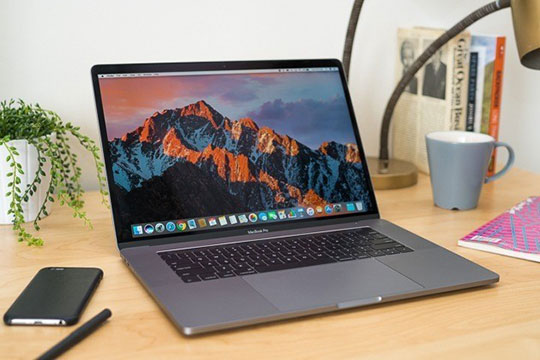 ordinateur portable-macbook-bureau-table-marketing-internent-bureau-travail-applications