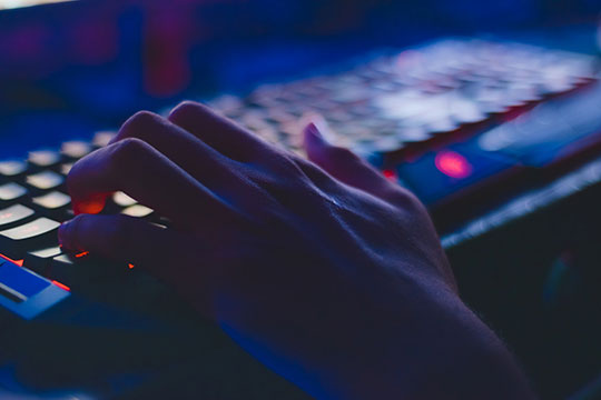 كمبيوتر- لوحة مفاتيح- تكنولوجيا- مظلمة- كتابة- تأخر- تأخر- ألعاب