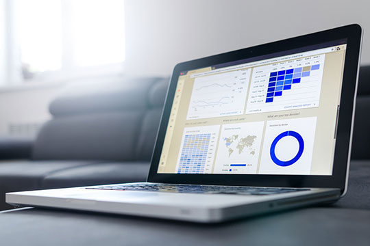 dados-documento-gráfico-laptop-marketing-estatística-análise
