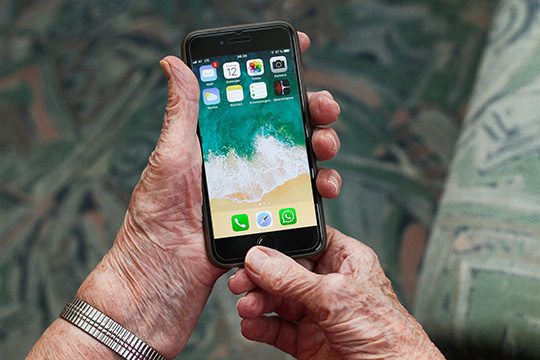 iphone-móvel-velho-sênior-internet-aprender-smartphone-idoso-chamada-depressão-espião-software-spyware