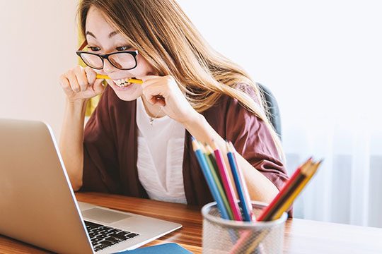 laptop-educação-estudo-escrivaninha-lição de casa-aprender-stress-tenso-pressão