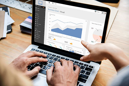 tehnologie-diagrame-statistici-afaceri-laptop-serviciu-contabilitate-software-smbs