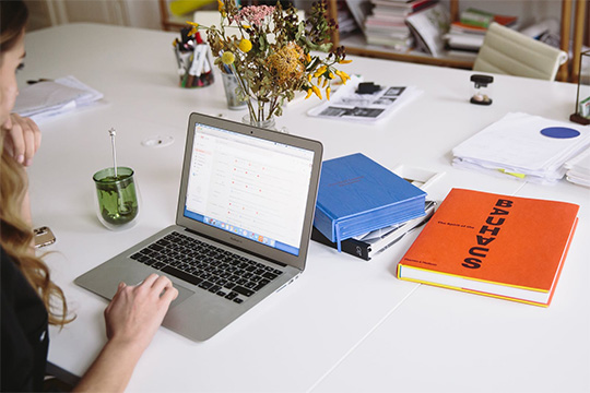 kantor-kerja-meja-macbook-apple
