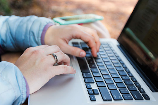 laptop-komputer-mengetik-keyboard-internet-online-work-technology