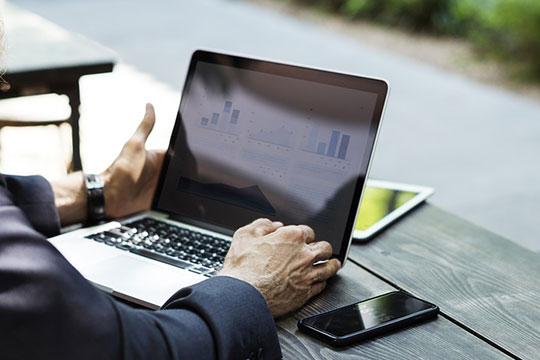 bisnis-komunikasi-internet-laptop-meeting-online-rencana-kerja