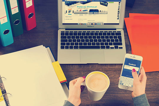 aplicații-afaceri-comerț-desk-facebook-office-social-media-marketing-tehnologie
