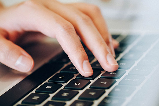 laptop-keyboard-mengetik-data-menulis