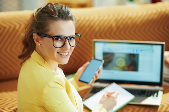 wanita-kerja-rumah-laptop-blogger