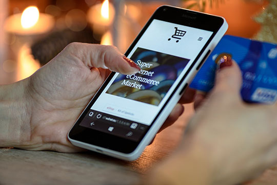 internet-online-cumpărături-smartphone--tehnologie-e-commerce-card-credit-m-commerce