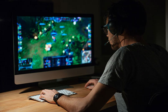 video-game-design-sviluppo-work-desk-play-monitor