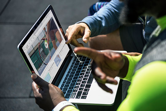 laptop-website-design-desenvolvimento-trabalho-equipe-plano