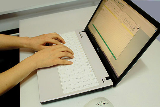 computer-lavoro-laptop-editor-di-documenti-scrivania-ufficio