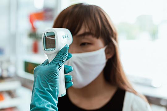 額頭溫度計冠狀病毒衛生危機 COVID-19 遠程訪問發燒醫療保健