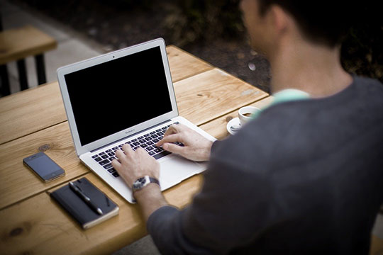 blog-laptop-apple-macbook-air-work-desk-witryna-biuro