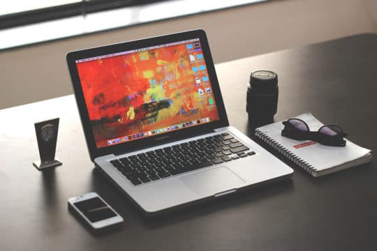 macbookpro-laptop-biurko-technologia-apple-biuro