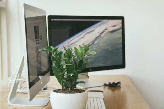 posto di lavoro-desktop-computer-ufficio-mac-business