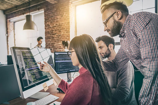 design-sviluppo-lavoro-ufficio-scrivania-team-dipendente-discutere-software-progetto-ruoli-responsabilità